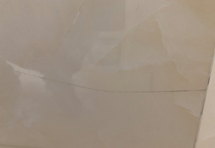 瓷磚開裂了怎么辦？瓷磚裂痕如何防治
