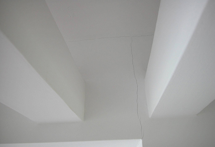 裝修完吊頂為什么容易開(kāi)裂.jpg